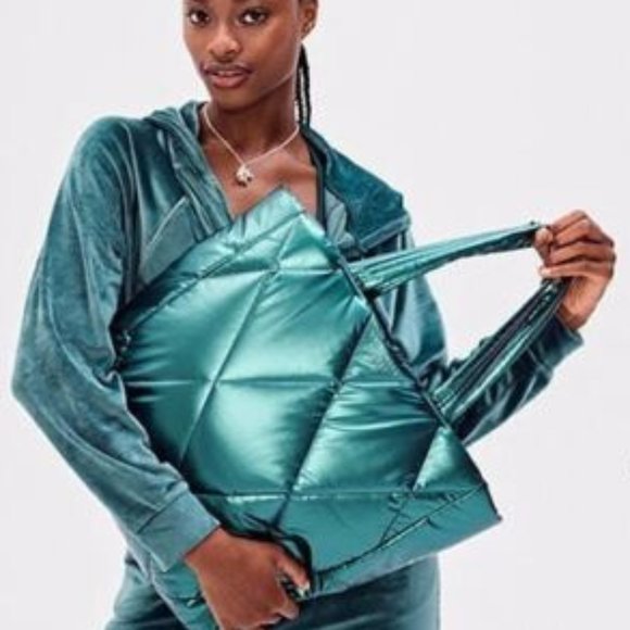 Victoria's Secret 2022 Holiday Emerald Green Large Quilted Puffer Tote - Picture 5 of 6